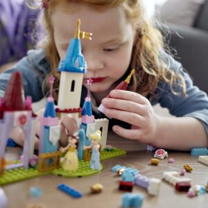 kuhu kuuluvad Disney Bella ja Tuhkatriinu LEGO mininukufiguurid ja kaks LEGO figuuri.