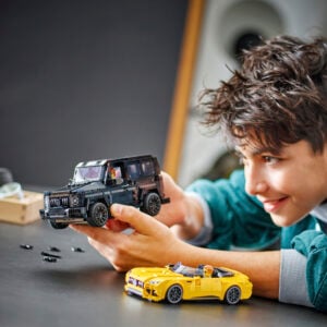 mängida ja eksponeerida seda LEGO Speed Championsi Mercedes-AMG topeltkomplekti
