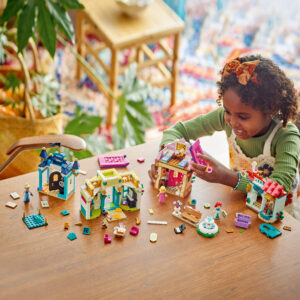 4 LEGO® ǀ Disney Princessi mininukufiguuri ja 2 vahetatavate kaunistustega kogutavat sõrmust.