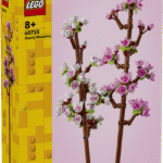 LEGO® kirsiõite komplekt on rõõmus kingitus lastele ja lilli armastavatele täiskasvanutele ning saab pärast kokkupanemist kevadest inspireeritud lillekaunistuseks.