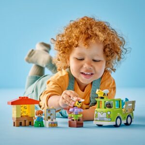 loodusest hoolimist ja peenmotoorikat selle ehitusmänguasjaga LEGO® DUPLO® linn: Mesilaste ja mesitarude eest hoolitsemine.