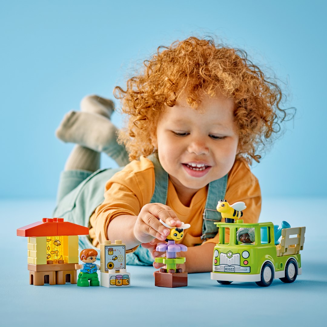 image_raw loodusest hoolimist ja peenmotoorikat selle ehitusmänguasjaga LEGO® DUPLO® linn: Mesilaste ja mesitarude eest hoolitsemine.