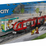 Rõõmusta mängurongide fänni selle LEGO® City trammikomplektiga