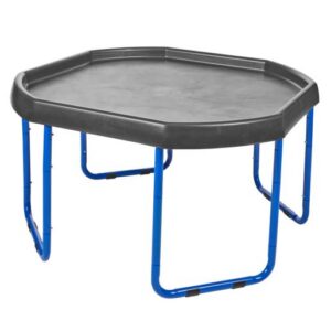 Aitab lastel erinevatelt kõrgustel  Active World Tuff Tray laua taga mängida.