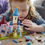 kuhu kuuluvad Disney Bella ja Tuhkatriinu LEGO mininukufiguurid ja kaks LEGO figuuri.