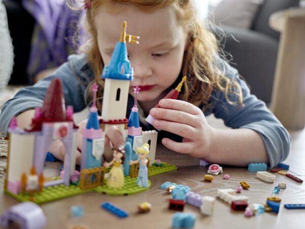 kuhu kuuluvad Disney Bella ja Tuhkatriinu LEGO mininukufiguurid ja kaks LEGO figuuri.