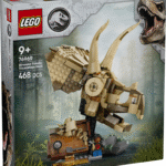 Dinosauruste fännid saavad selles LEGO Jurassic World kogutavas komplektis ehitada ja esitleda Triceratopsi kolju fossiili koos minifiguuriga.