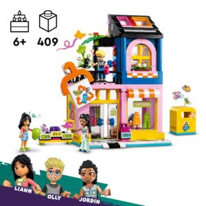 kolme LEGO Friends tegelase ja kassifiguuriga.
