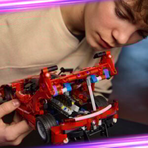 kui nad LEGO® Technicu Ferrari FXX K automudelikomplekti ehitavad ja sellega mängivad.
