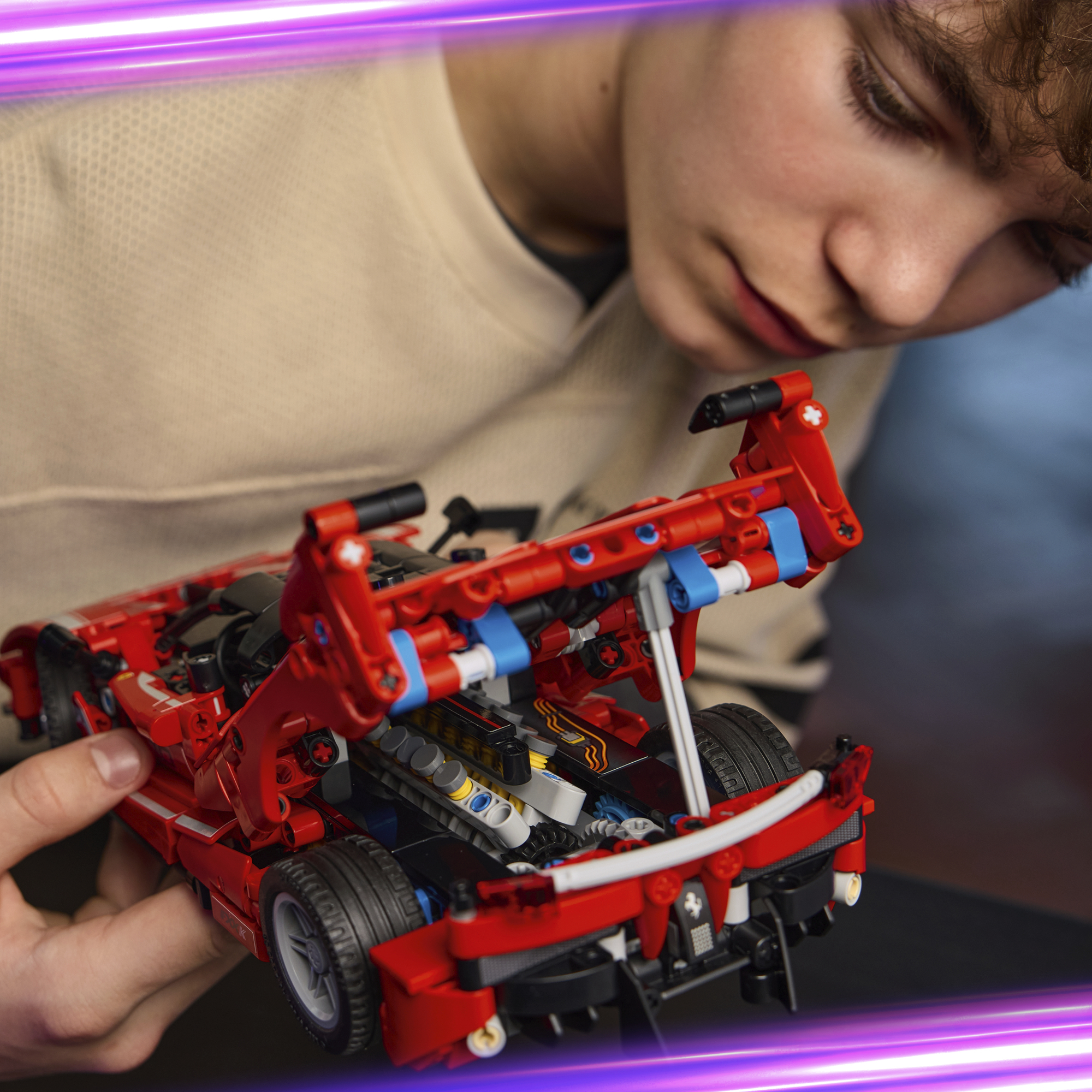 image_raw kui nad LEGO® Technicu Ferrari FXX K automudelikomplekti ehitavad ja sellega mängivad.